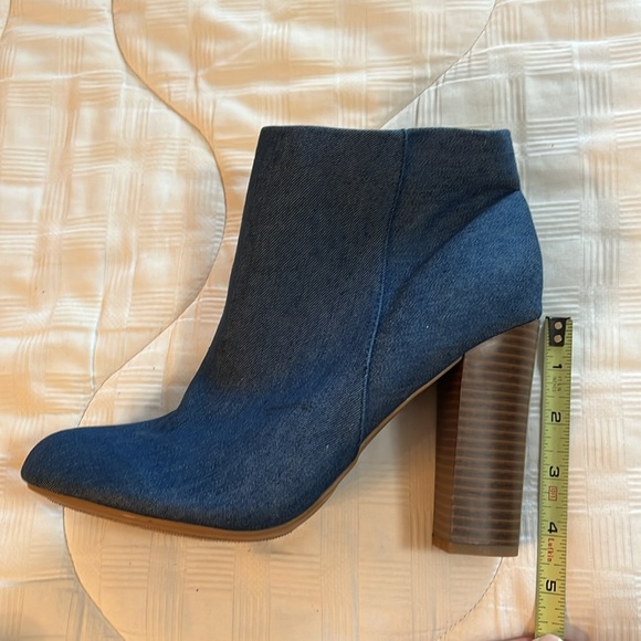 NWOT Women’s size 10  denim booties - Picture 4 of 7